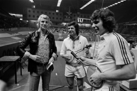 Wim van Hanegem en Tom Okker spelen tegen Ashe en Wim Suurbier tijdens tennistoe, Bestanddeelnr 927-7751
