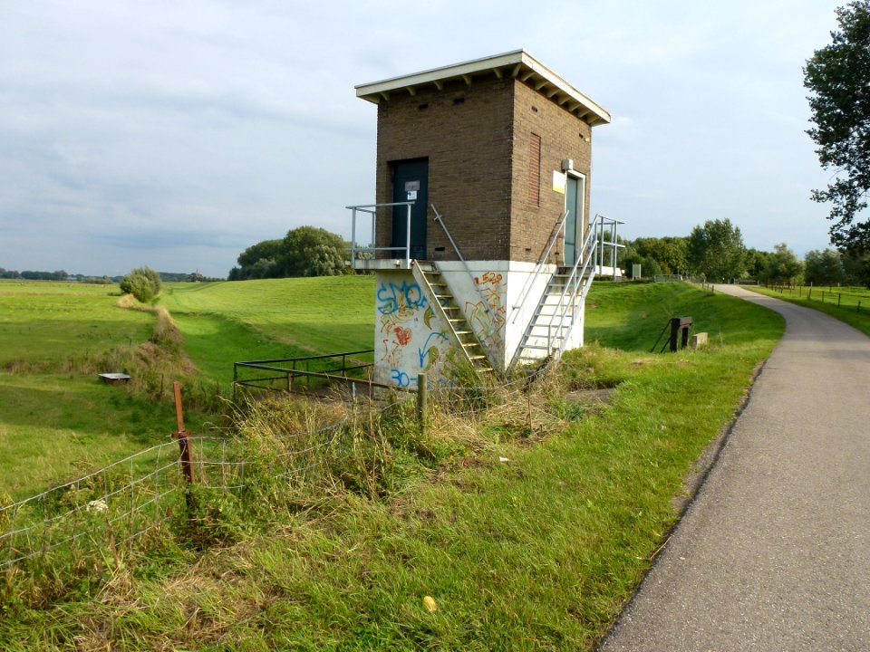 Winssen (Beuningen Gld) trafohuis en sluis Dijk 12 (08)