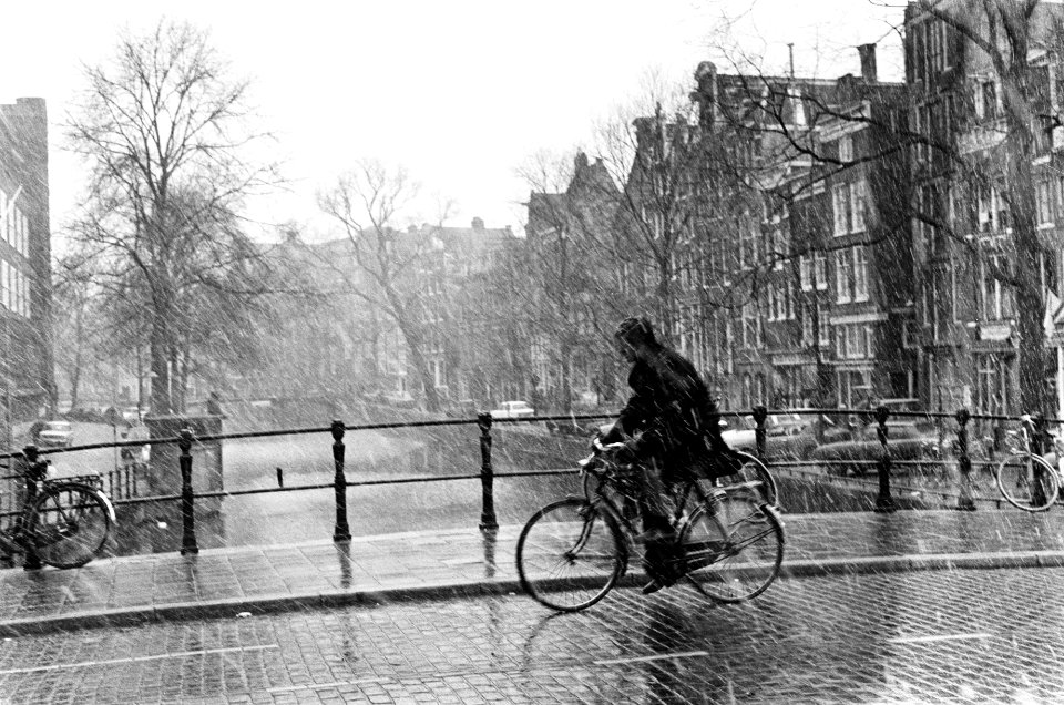 Winter in Amsterdam sneeuwbui in Amsterdam, Bestanddeelnr 927-8097
