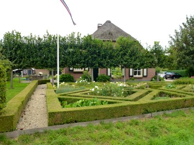 Winssen (Beuningen Gld) boerderij Molenstraat 26 met tuin