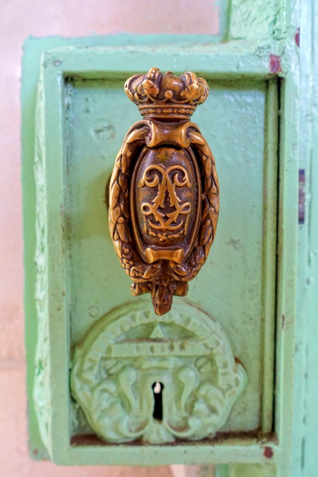 Winter Garden doorknob - Laeken Royal Greenhouses - Royal Castle of Laeken - Brussels, Belgium - DSC07558