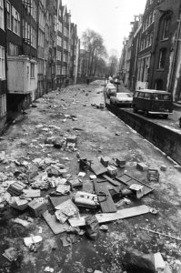 Winter in Amsterdam enorme vuilnishoop op ijs Oostzijde Achterburgwal, Bestanddeelnr 928-4026