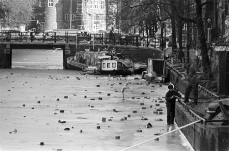 Winter houdt aan bevroren gracht in Amsterdam. Kloveniersburgwal, Bestanddeelnr 929-5821