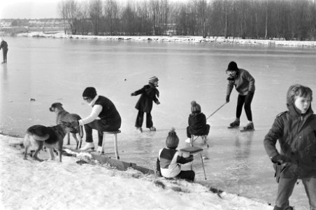 Winter kind leert schaatsen met stoel, Bestanddeelnr 928-3928