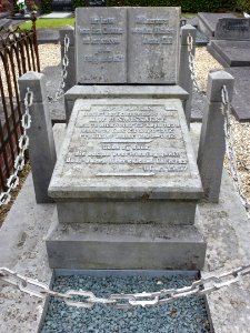 Winssen (Beuningen Gld) NH kerkhof graf met boek in steen gehouwen