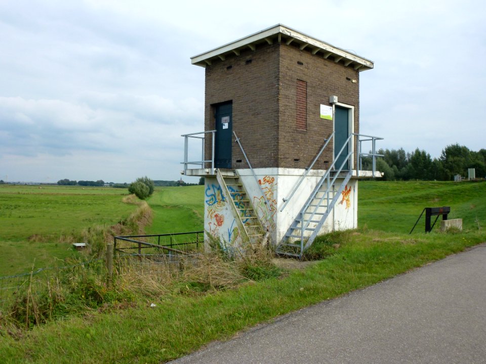Winssen (Beuningen Gld) trafohuis en sluis Dijk 12 (03)