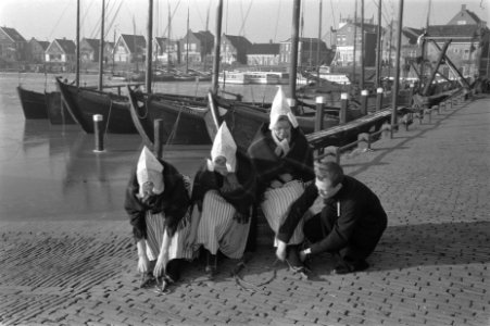 Winter in Nederland, met schaatsen gewapende Volendammers, Bestanddeelnr 911-9974 photo