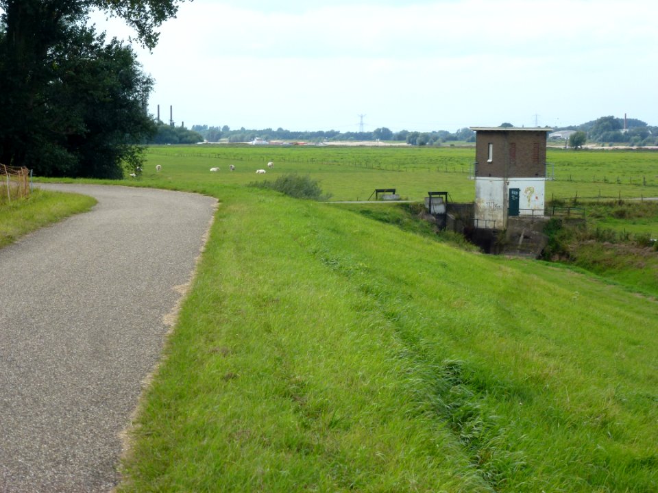 Winssen (Beuningen Gld) trafohuis en sluis Dijk 12 (01)