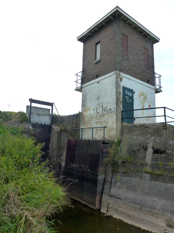 Winssen (Beuningen Gld) trafohuis en sluis Dijk 12 (05)