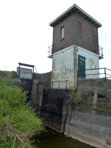 Winssen (Beuningen Gld) trafohuis en sluis Dijk 12 (05)