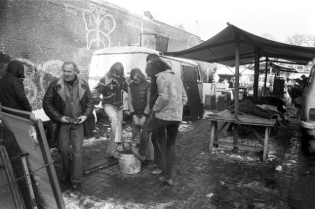 Winter 1976 kooplieden op Waterlooplein bij vuurpotten, Bestanddeelnr 928-3873