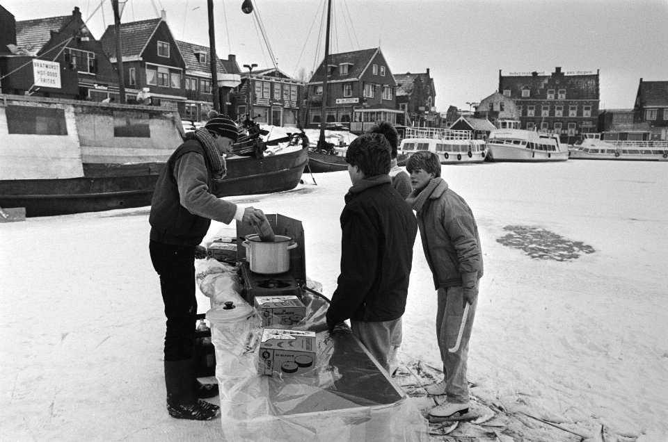Winter duurt voort in de dichtgevroren haven van Volendam houden verkleumde scha, Bestanddeelnr 933-1969