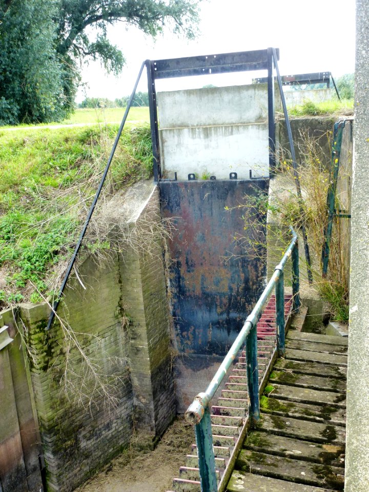 Winssen (Beuningen Gld) trafohuis en sluis Dijk 12 (07)