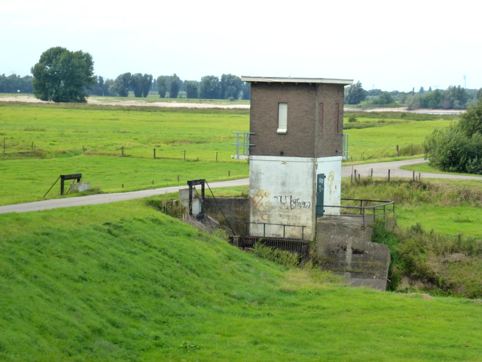 Winssen (Beuningen Gld) trafohuis en sluis Dijk 12 (02)