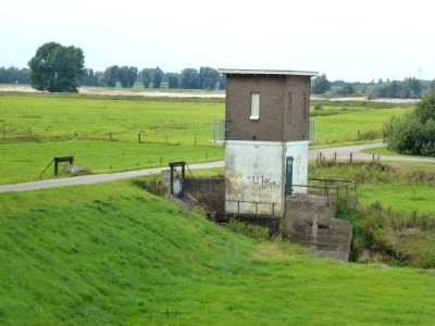 Winssen (Beuningen Gld) trafohuis en sluis Dijk 12 (02)