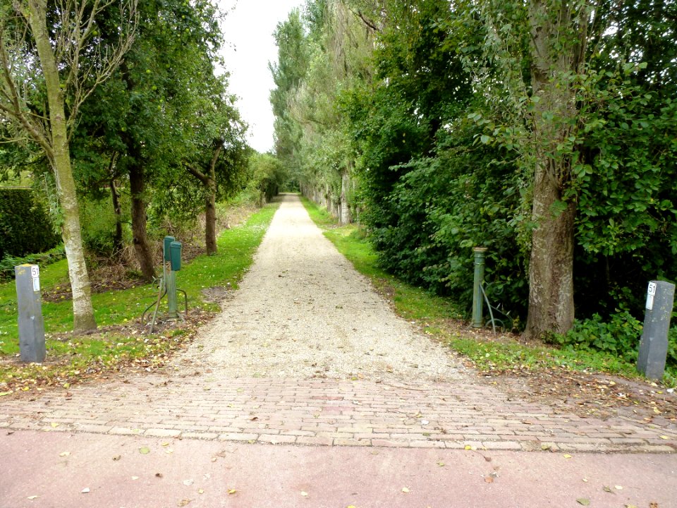 Winssen (Beuningen Gld) complex De Poelhof, van Heemstraweg 51, privé toegangsweg