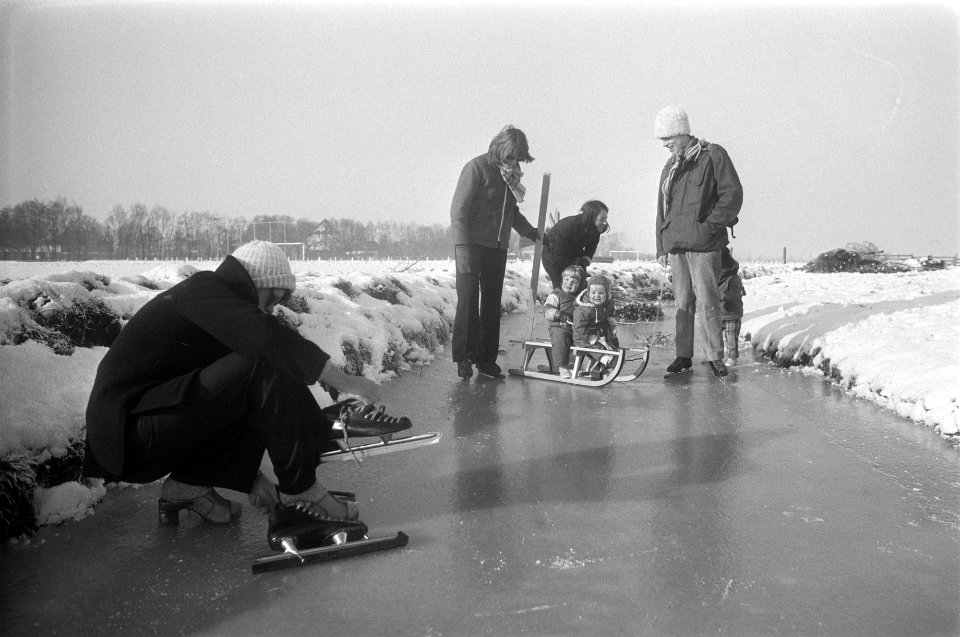 Winter 1976 schaatsen op slootjes in Broek in Waterland, Bestanddeelnr 928-3872