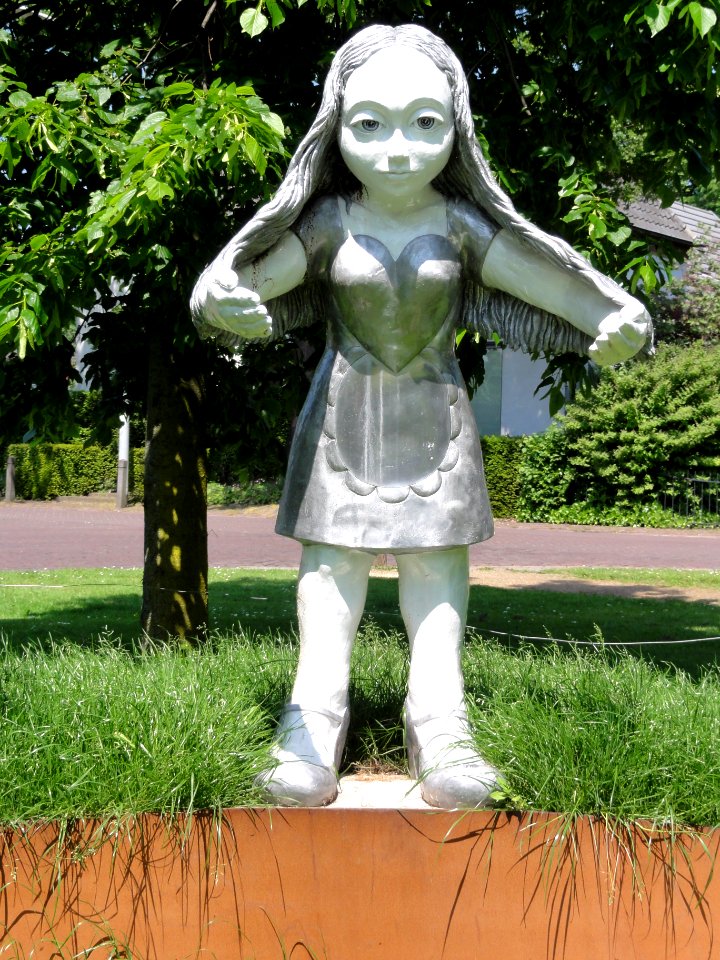 Winssen (Beuningen, Gld, Nl) beeld Barmhartig Meisje, Ineke Kaagman 2011