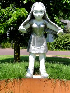 Winssen (Beuningen, Gld, Nl) beeld Barmhartig Meisje, Ineke Kaagman 2011