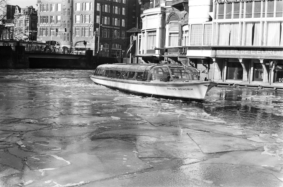 Winter houdt aan rondvaartboot ploegt zich door het ijs, Bestanddeelnr 929-5822