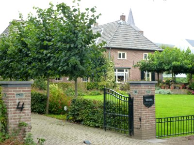 Winssen (Beuningen Gld) boerderij Molenstraat 4 met oprit