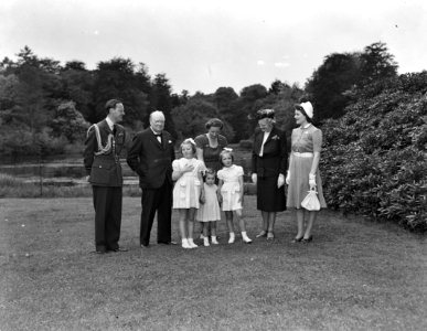 Winston Churchill op bezoek op paleis Soestdijk. Vlnr. prins Bernhard, Winston C, Bestanddeelnr 901-7405