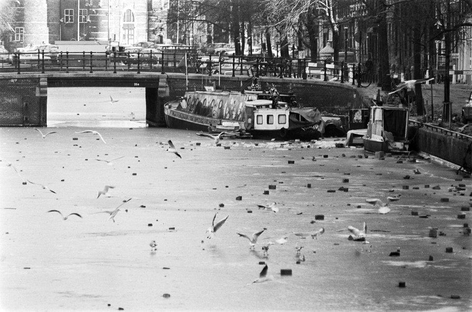 Winter houdt aan rondvaartboot ploegt zich door het ijs, Bestanddeelnr 929-5823