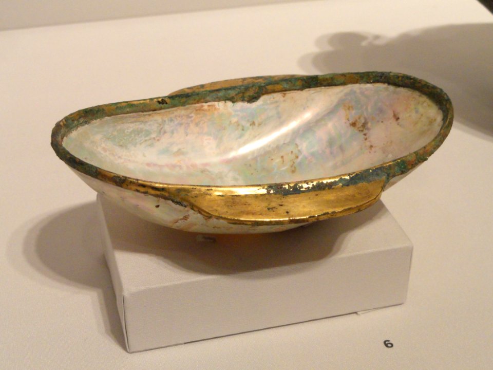 Winged Cup (Erbei), 206 BC to 220 AD, Han dynasty, China, shell with gilt bronze fitting - Sackler Museum - DSC02604