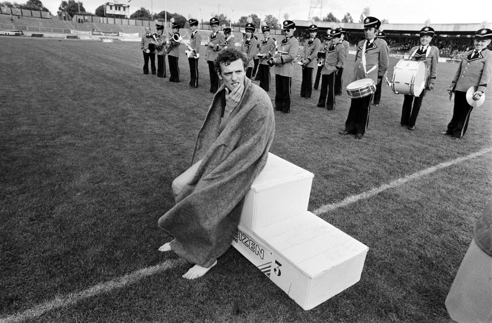 Winnaar Kevin Forster, gehuld in een deken en een muziekkorps wachten op de prij, Bestanddeelnr 932-6926