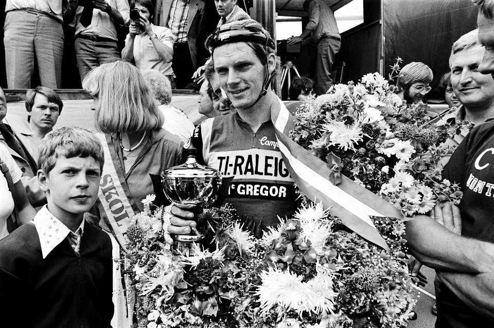 Winnaar Leo van Vliet in de bloemen, Bestanddeelnr 930-3855