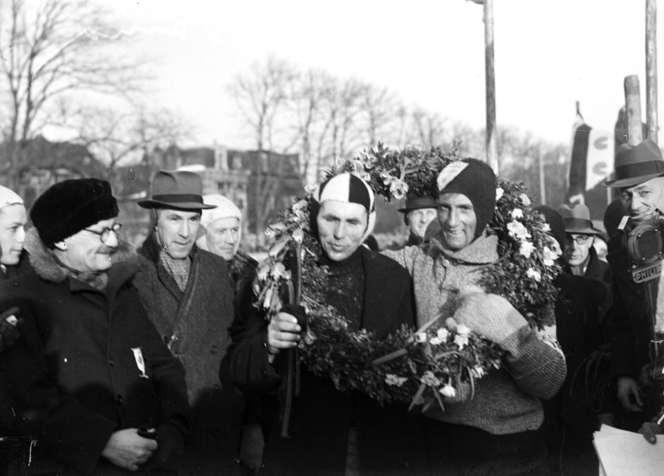 Winnaar Joop Bosman (rechts) en tweede Klaas Schipper (links) met krans, Bestanddeelnr 902-0336