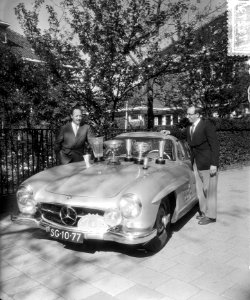 Winnaar Tulpenrallye, Hans Tak en Niemöller met een Mercedes-Benz 300 SL, Bestanddeelnr 907-1279