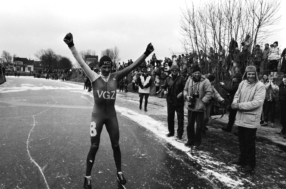 Winnaar Albert Bakker rijdt juichend langs publiek, Bestanddeelnr 933-5714