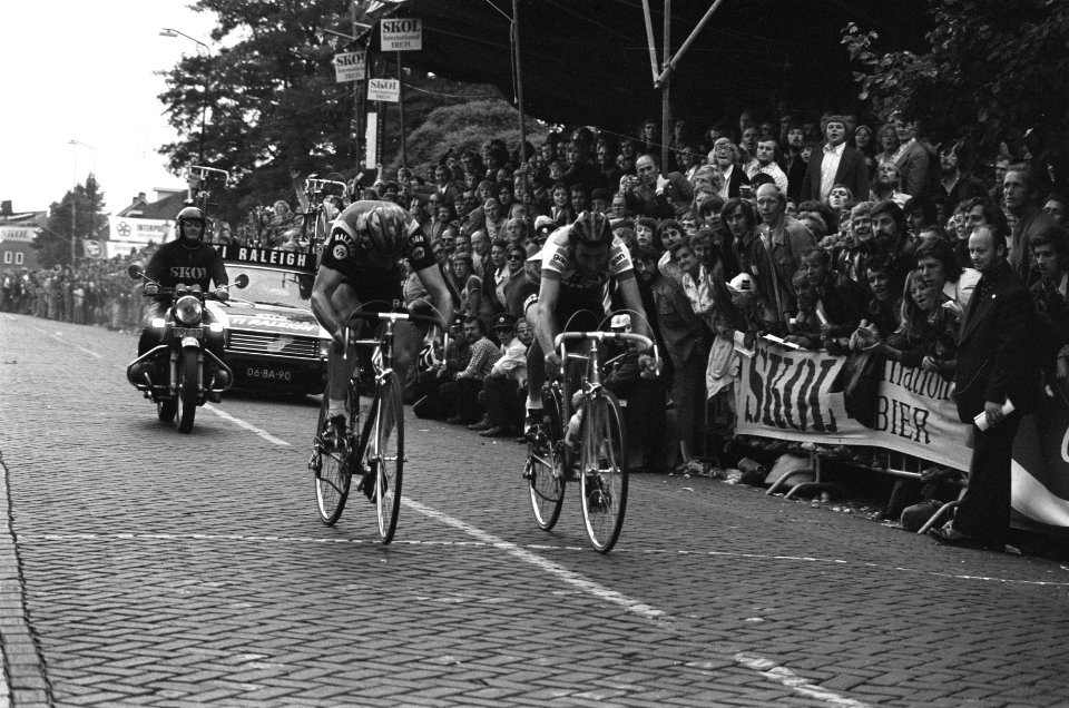 Winnaar Tino Tabak (links) gaat over de finish, gevolgd door Zoetemelk, Bestanddeelnr 928-0648
