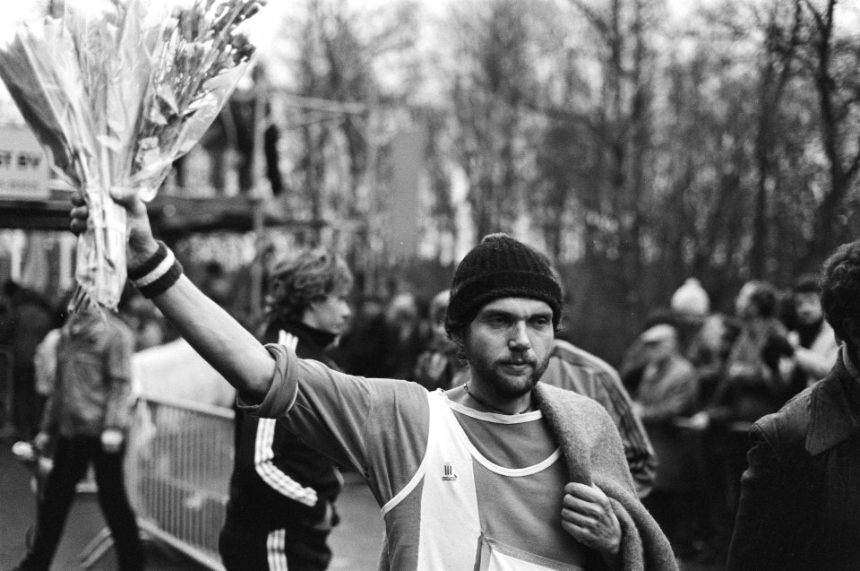 Winnaar van de marathon in Apeldoorn Ton Laumit met bloemen, Bestanddeelnr 931-3081