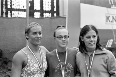 Winnaars 400 m wisselslag, v.l.n.r. Betty Henkels (2), Hennie Penterman (1), Hel, Bestanddeelnr 921-5707