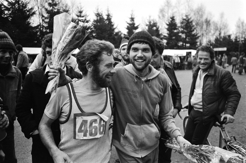 Winnaar van de marathon in Apeldoorn Ton Larmit geeft rivaal Sebille een schoude, Bestanddeelnr 931-3079