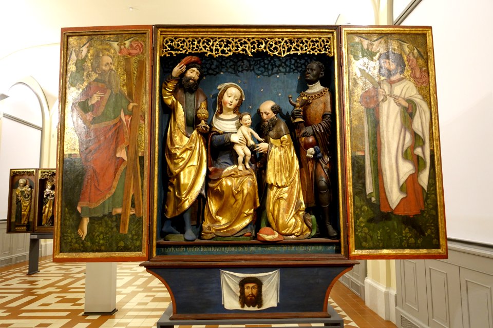 Winged Altarpiece with the Adoration of the Magi in the Shrine, Upper Bavaria, perhaps Munchen, 1519, figures of linden wood - Bode-Museum - DSC03602