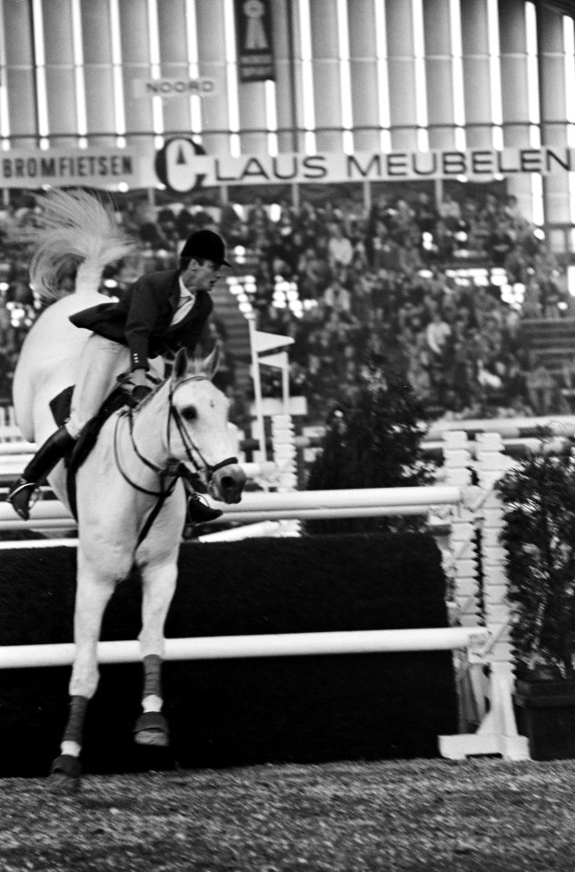 Winnaar Lucas Bols-prijs de Duitse springruiter Schridde met zijn paard Kamarad, Bestanddeelnr 918-3519