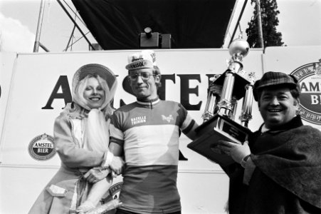Winnaar Jan Raas tijdens de huldiging, geflankeerd door de artiesten Willy Alber, Bestanddeelnr 929-1168