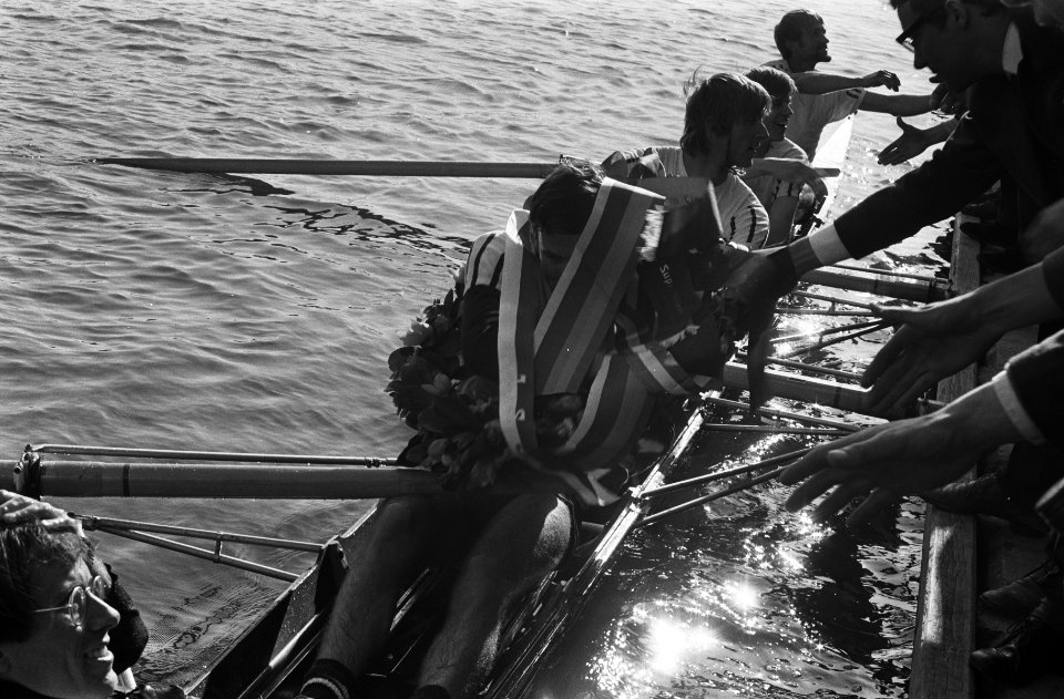 Winnaar Nereus wordt gefeliciteerd (in de boot), Bestanddeelnr 924-5129