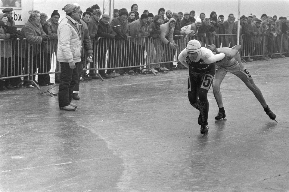 Winnaar Veluwemeertocht Jan Roelof Kruithof na de finish J. R. Kruithof gevolgd , Bestanddeelnr 933-8670