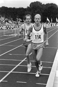 Winnaar 5000m, Klaas Lok, in aktie achter hem Cor Lambrechts, Bestanddeelnr 931-6177