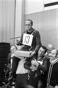 Winnaar J.F. Pruys op de schouders van zijn vakgenoten, Bestanddeelnr 924-4740