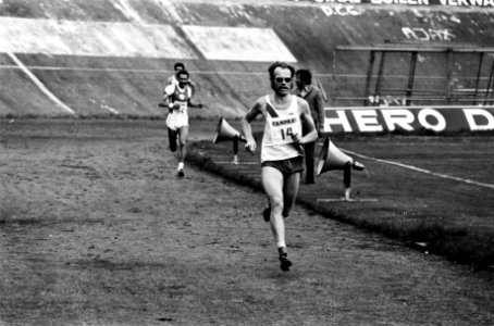 Winnaar Jörgen Jensen uit Denemarken gaat over de finish in het Olympisch Stadio, Bestanddeelnr 927-9104