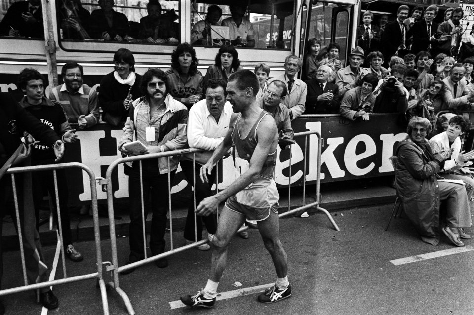 Winnaar Cor Vriend wankelend na de finish, Bestanddeelnr 932-5837