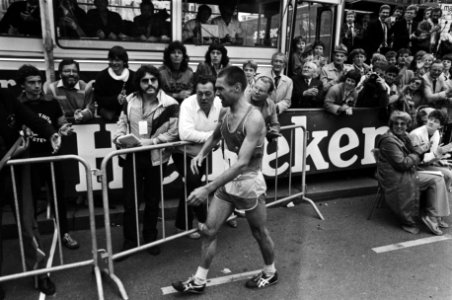 Winnaar Cor Vriend wankelend na de finish, Bestanddeelnr 932-5837