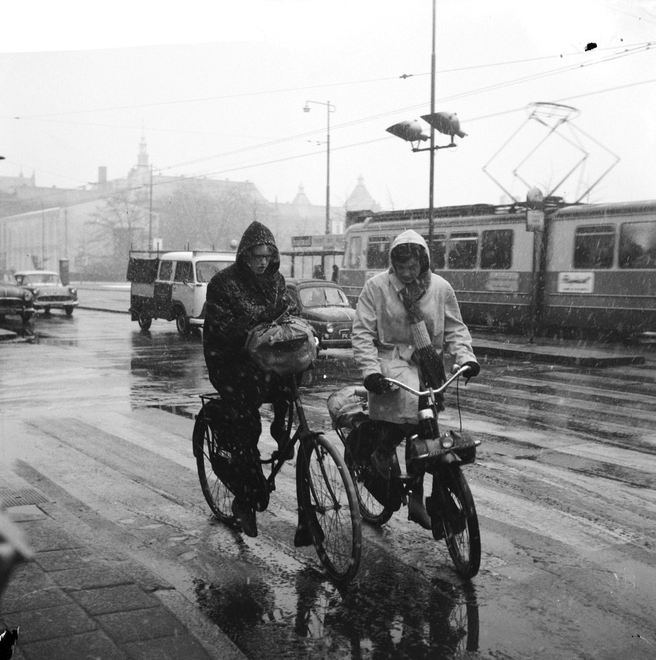 Winter, mensen met paraplu in de sneeuw, Bestanddeelnr 915-9970