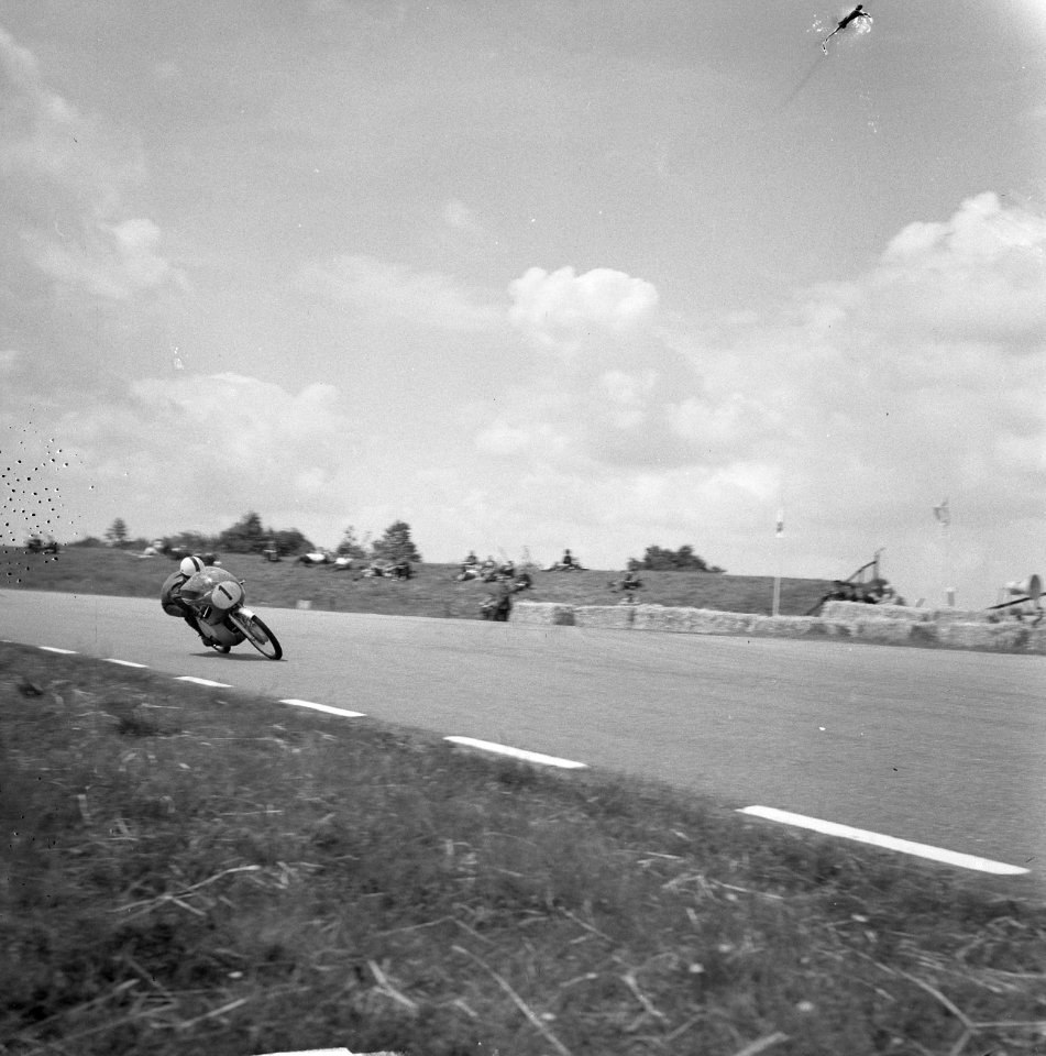 Winnaar 50cc klasse TT Assen Ernst Degner op Suzuki, Bestanddeelnr 915-3049