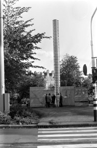 Winkler Prins Monument van Andre Volten wordt geplaatst op Frederiksplein, Amste, Bestanddeelnr 923-8961